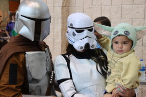 a family cosplays Star Wars